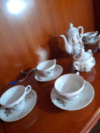 Juego de té/café japonés de porcelana. Falta un pl