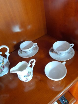 Juego de té/café japonés de porcelana. Falta un pl