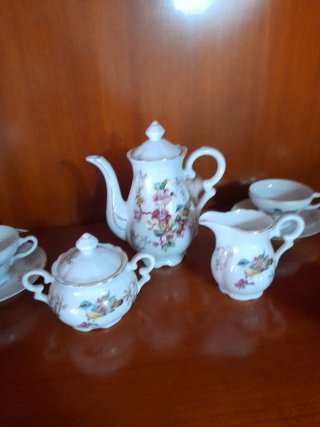 Juego de té/café japonés de porcelana. Falta un pl