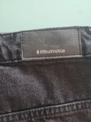 Falda vaquera negra Stradivarius Talla 40