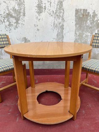 Mesa camilla y 3 sillas