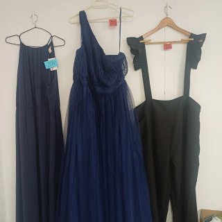 Vestido azul y mono negro