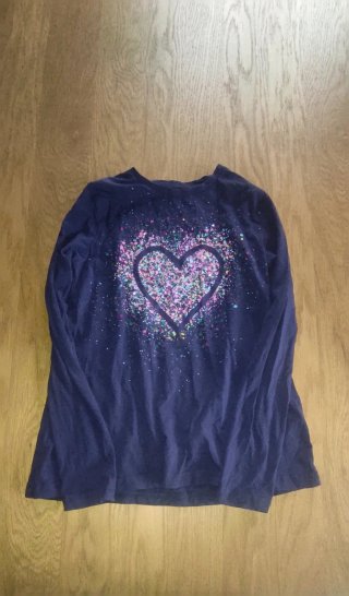 Camiseta de niña demanga larga con un corazón