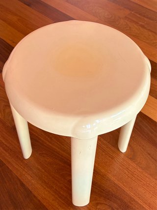 Taburete plástico beige estilo espacial