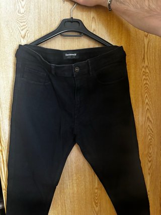 Pantalón vaquero negro lefties