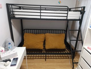 Litera metálica negra convertible en sofa