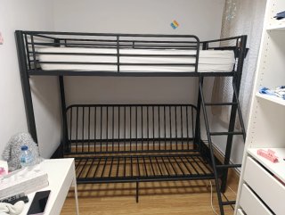 Litera metálica negra convertible en sofa