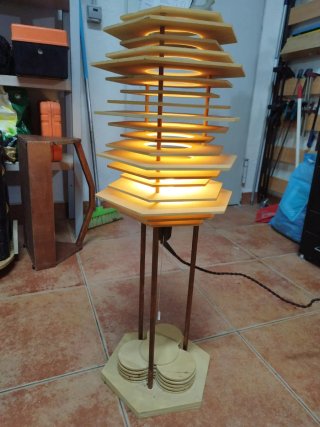 Lámpara de mesa madera y metal