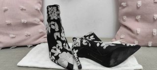 2 Botines 1 verdes bordados y 1 blanco y negro