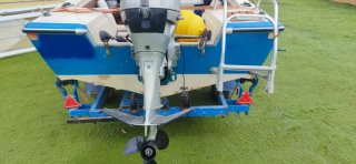 Lancha con motor fueraborda Honda 50