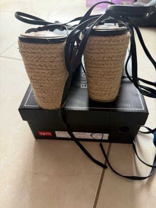 Lote 2 Sandalias + 2 Pantalones Talla 38