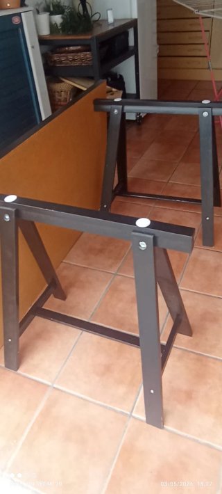 Tablero y caballetes Ikea negro/marrón
