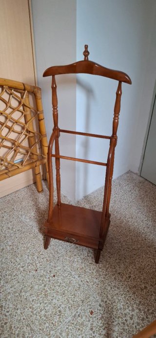 Perchero de madera con cajón