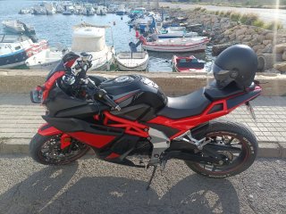 Moto Deportiva Roja y Negra 125cc