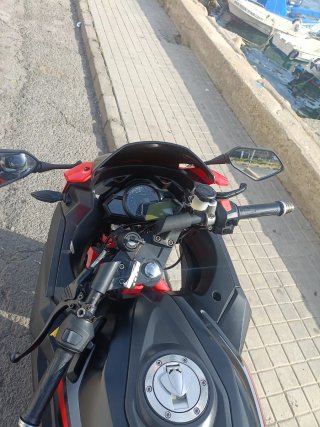 Moto Deportiva Roja y Negra 125cc