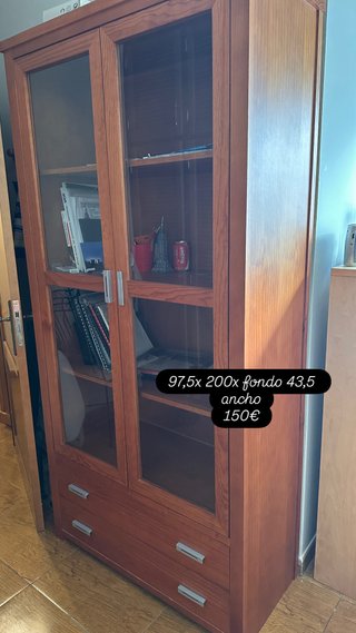 Mueble de madera con puertas de cristal
