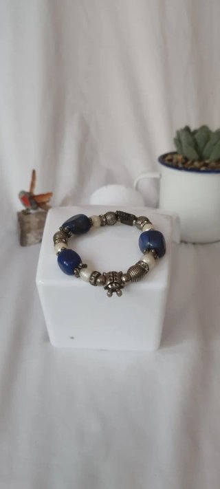 Pulsera artesanal lapislázuli y perlas