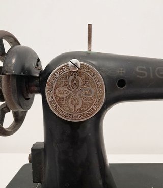 Máquina de coser antigua SIGMA.Mecanismo funciona