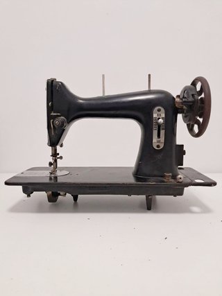 Máquina de coser antigua SIGMA.Mecanismo funciona