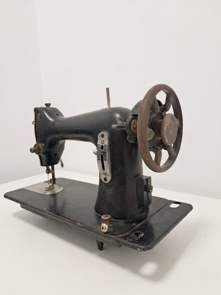 Máquina de coser antigua SIGMA.Mecanismo funciona