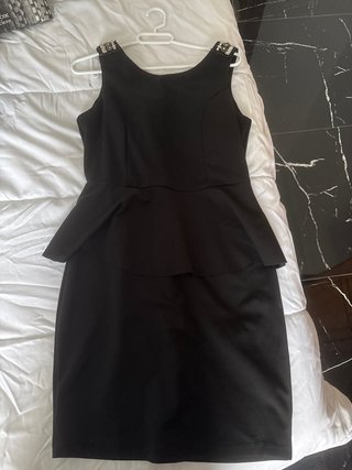 Vestido negro con adornos en hombros