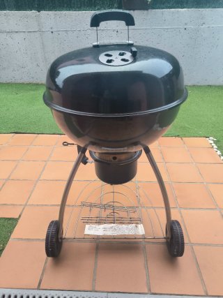 Barbacoa Negra con Ruedas