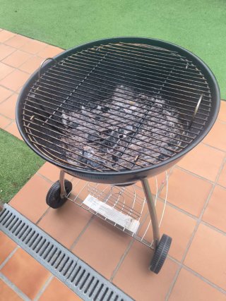 Barbacoa Negra con Ruedas
