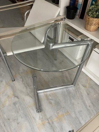 Mesa auxiliar cristal y metal