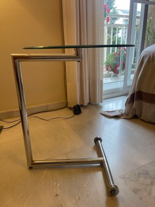 Mesa auxiliar cristal y metal