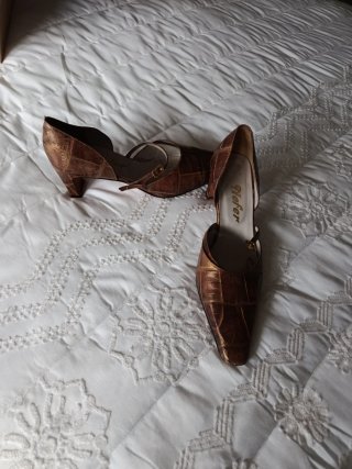 Zapatos de fiesta y bolso marrón talla 39