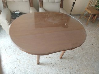 Mesa extensible y 4 sillas de madera