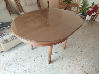Mesa extensible y 4 sillas de madera