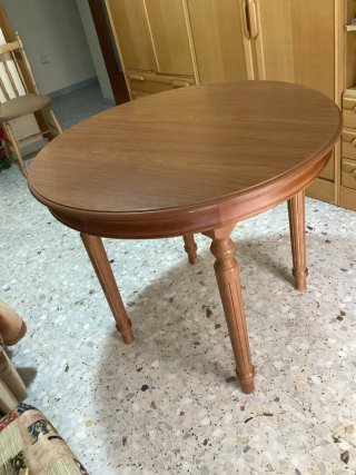 Mesa extensible y 4 sillas de madera