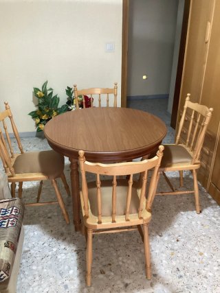Mesa extensible y 4 sillas de madera