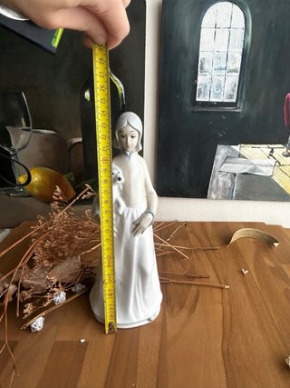 Figura de porcelana mujer con perro