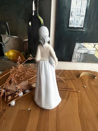 Figura de porcelana mujer con perro