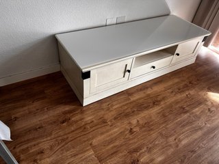 Mueble de salón blanco y madera