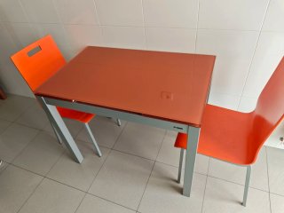 Mesa y 2 Sillas Cocina Naranja, regalo lámpara