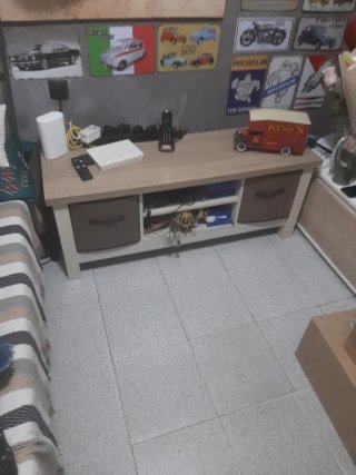 Estantería blanca y madera