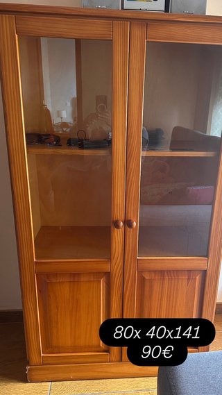 Vitrina de madera con puertas de cristal