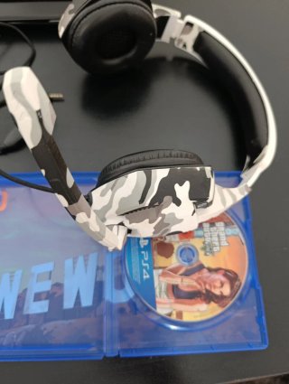 GTA V PS4 + Auriculares