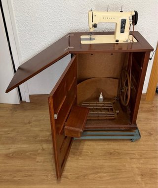 Máquina de coser Singer con mueble