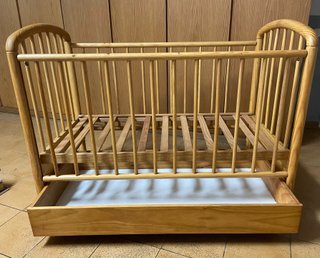 Cuna de madera robusta vintage con cajón y ruedas
