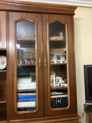Mueble de salón de madera y cristal