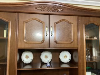 Mueble de salón de madera y cristal