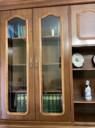 Mueble de salón de madera y cristal