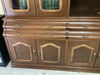 Mueble de salón de madera y cristal