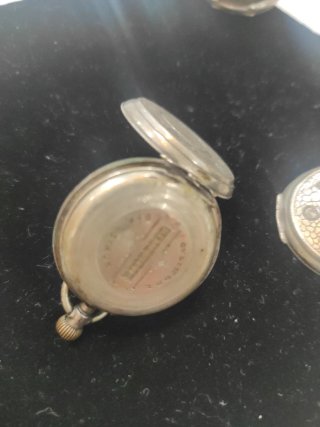 Reloj de bolsillo antiguo plateado