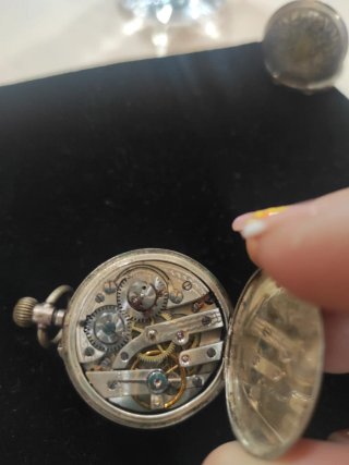 Reloj de bolsillo antiguo plateado