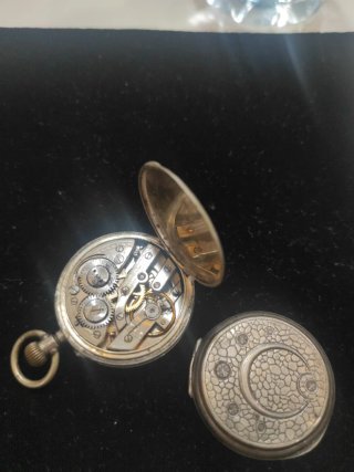 Reloj de bolsillo antiguo plateado